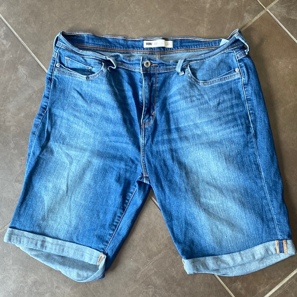 woman's Levi's Bermuda jean shorts size 16